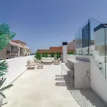 Le2c- Modern New-build Apartment near the beach شقة إِستيبونا